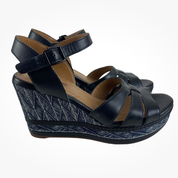 Clarks Zia Noble Women’s Open Toe Ankle Strap Wedge
Sandals - Picture 2 of 9